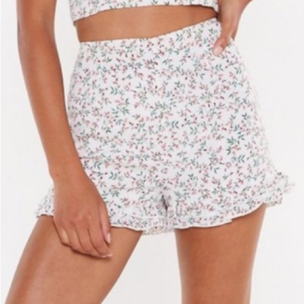 Nasty Gal Textured Georgette ditsy floral print ruffled mini shorts size 10
